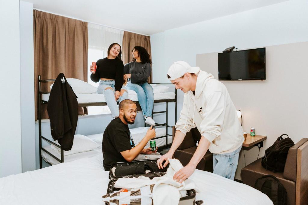 Rotterdam Teleport Hotel - Vier-Personen-Zimmer Mit Kingsize-Bett