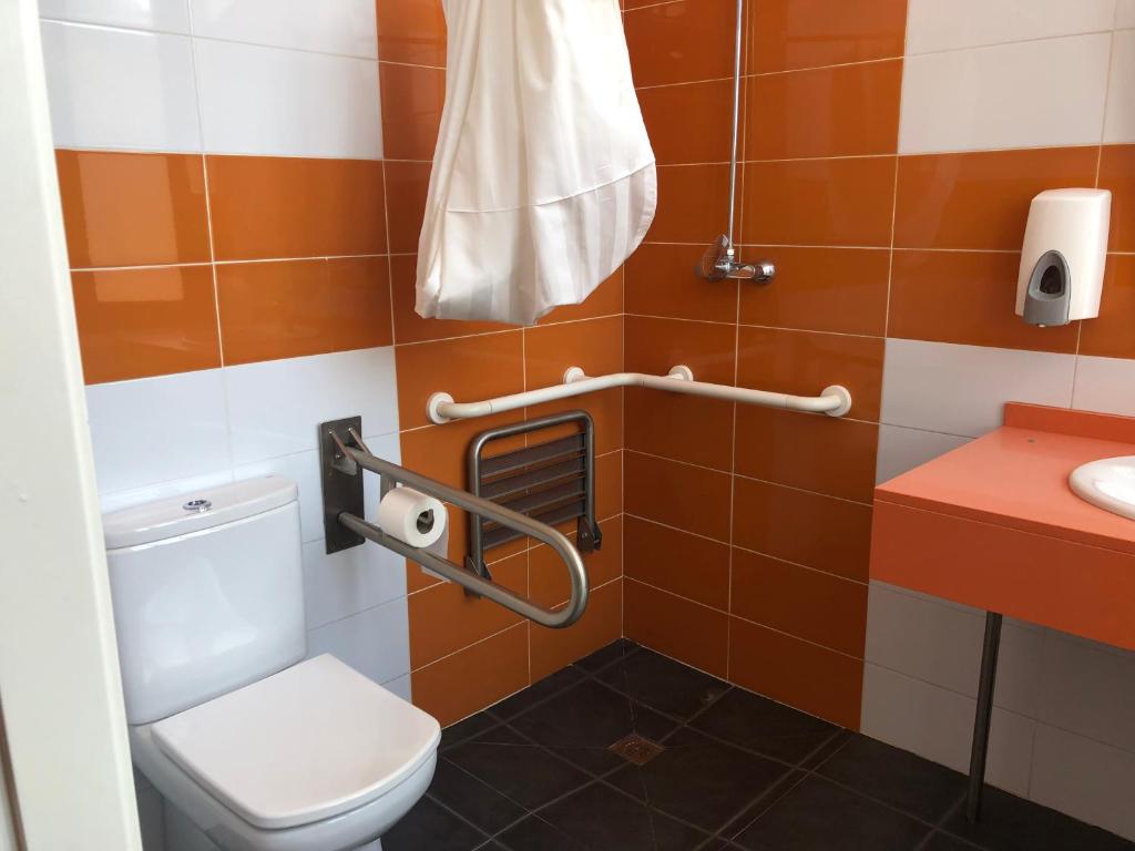 un baño con inodoro y lavabo en Tres Estrellas Camí de Sirga Mequinenza, en Mequinenza