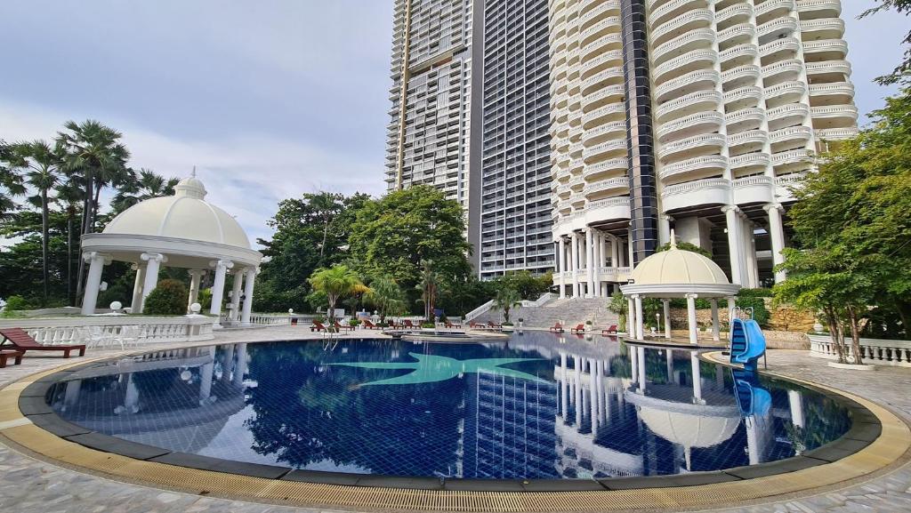 una gran piscina frente a un edificio alto en Sky Beach Pattaya, en Norte de Pattaya