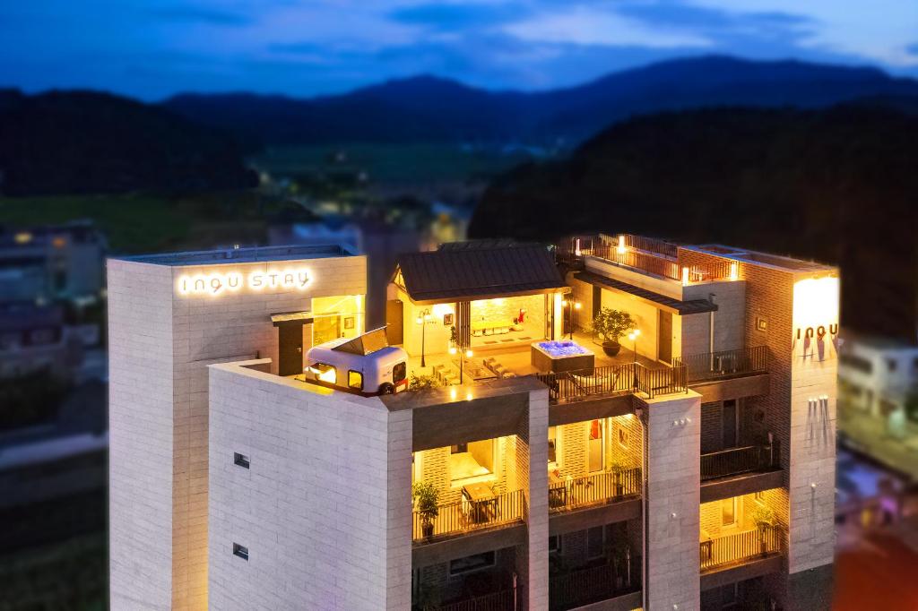 una rappresentazione di un edificio di notte di Ingu Stay a Yangyang