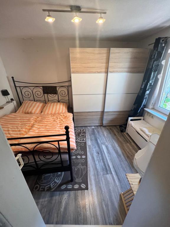 Kleines Zimmer mit einem Bett und einem Fenster in der Unterkunft Gästehaus Linden - Zweibettzimmer in Linden