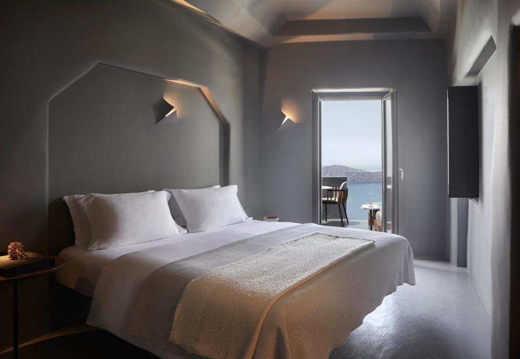 Postel nebo postele na pokoji v ubytování Kivotos Santorini - Preferred Hotels & Resorts