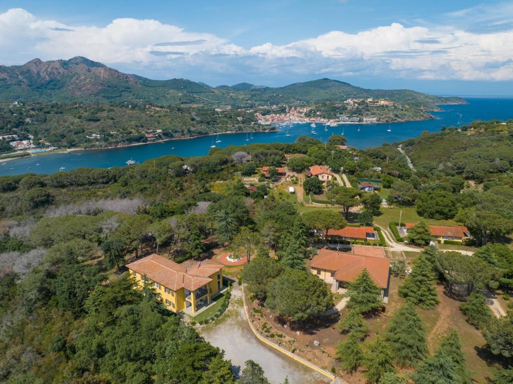 una vista aerea di una casa con lago di Villino nel Bosco a Capoliveri