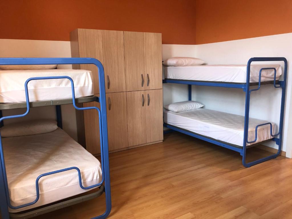 Cama o camas de una habitación en Tres Estrellas Camí de Sirga Mequinenza