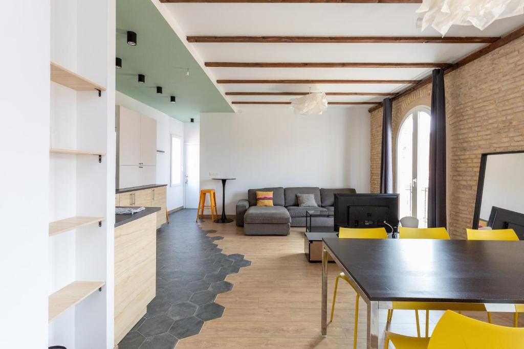 een woonkamer met een tafel en gele stoelen bij SB2 - Apartamento moderno 2 dormitorios, 4º sin ascensor, muy céntrico in Zaragoza