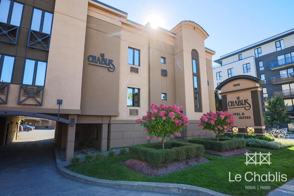 uma representação da entrada de um edifício com flores cor-de-rosa em Hotel Le Chablis Cadillac em Montreal