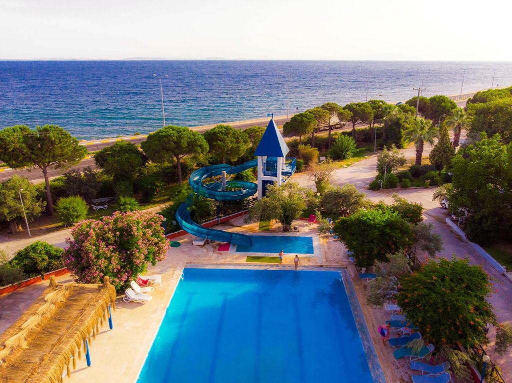 an overhead view of a swimming pool at a resort at Club Afrodit Tatil Köyü in Altınoluk