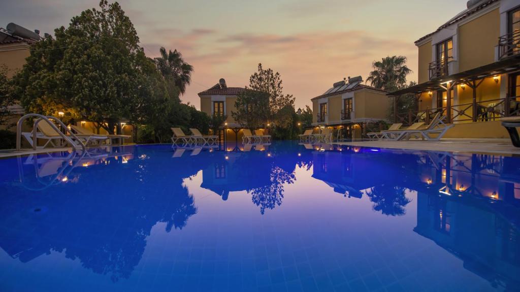 una piscina en un hotel por la noche en Villa Alisa en Fethiye