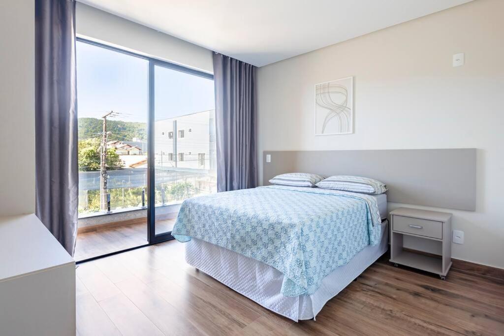 Кровать или кровати в номере Casa Neves em Bombas