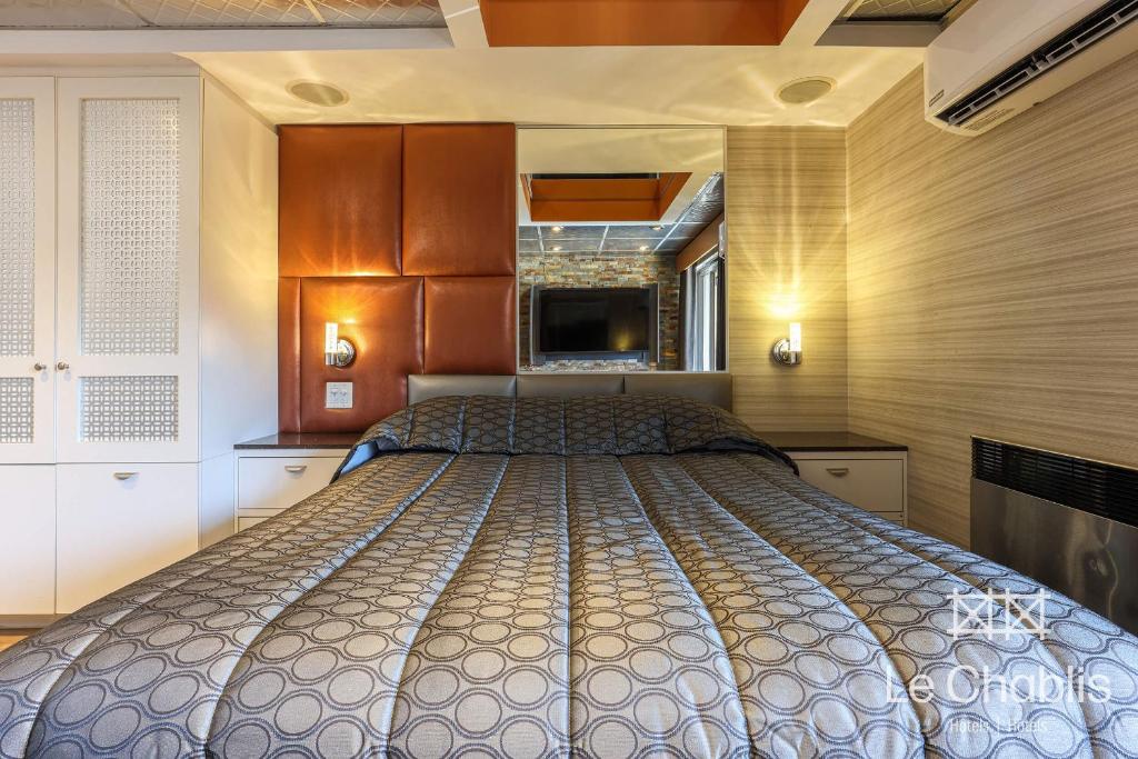 Postel nebo postele na pokoji v ubytování Hotel Le Chablis Cadillac
