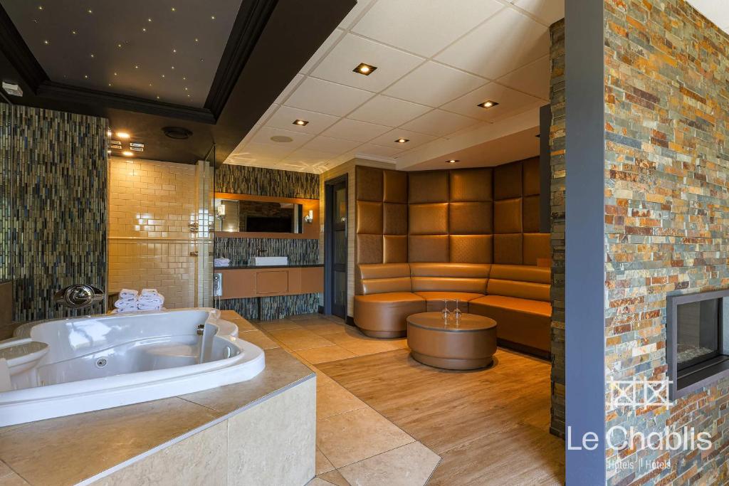 Koupelna v ubytování Hotel Le Chablis Cadillac