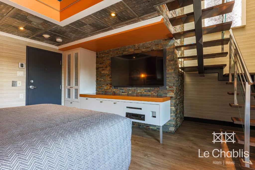 TV a/nebo společenská místnost v ubytování Hotel Le Chablis Cadillac