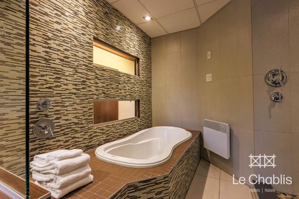 Koupelna v ubytování Hotel Le Chablis Cadillac