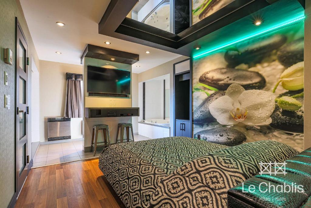 Postel nebo postele na pokoji v ubytování Hotel Le Chablis Cadillac