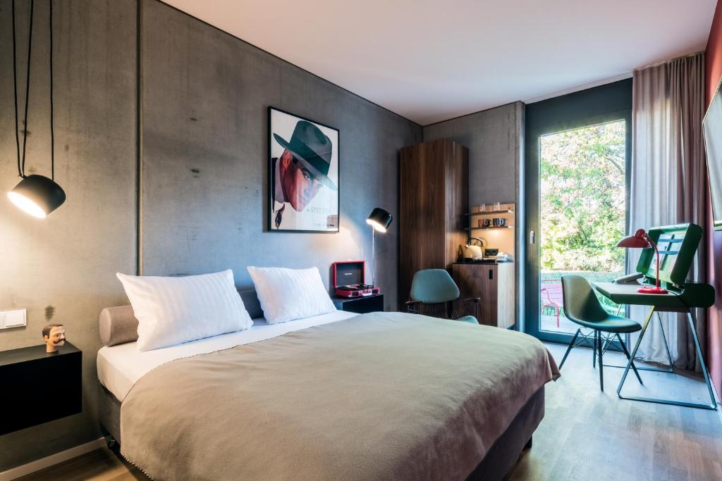 Postel nebo postele na pokoji v ubytování Das Eckert - Lifestyle Design Hotel & Fine Dining bei Basel (Grenzach)