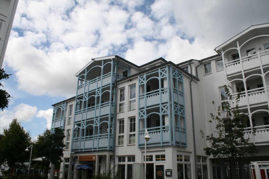 - un bâtiment bleu et blanc dans une rue de la ville dans l'établissement Seepark Sellin - Haus Baabe - FeWo 432, à Sellin