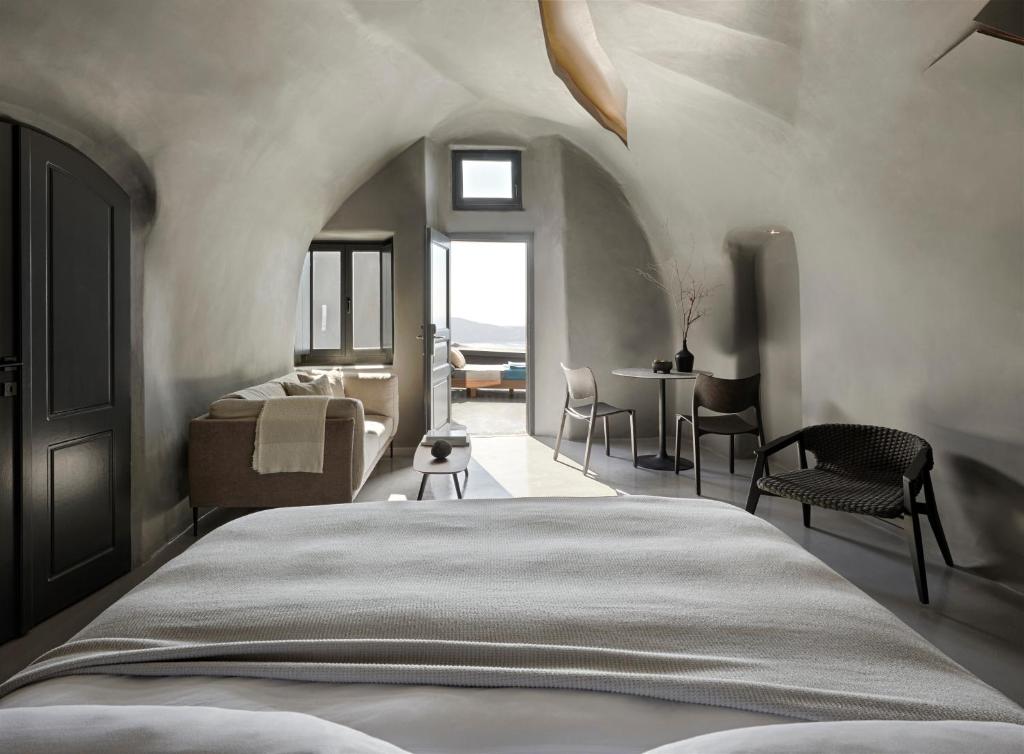 Postel nebo postele na pokoji v ubytování Kivotos Santorini - Preferred Hotels & Resorts