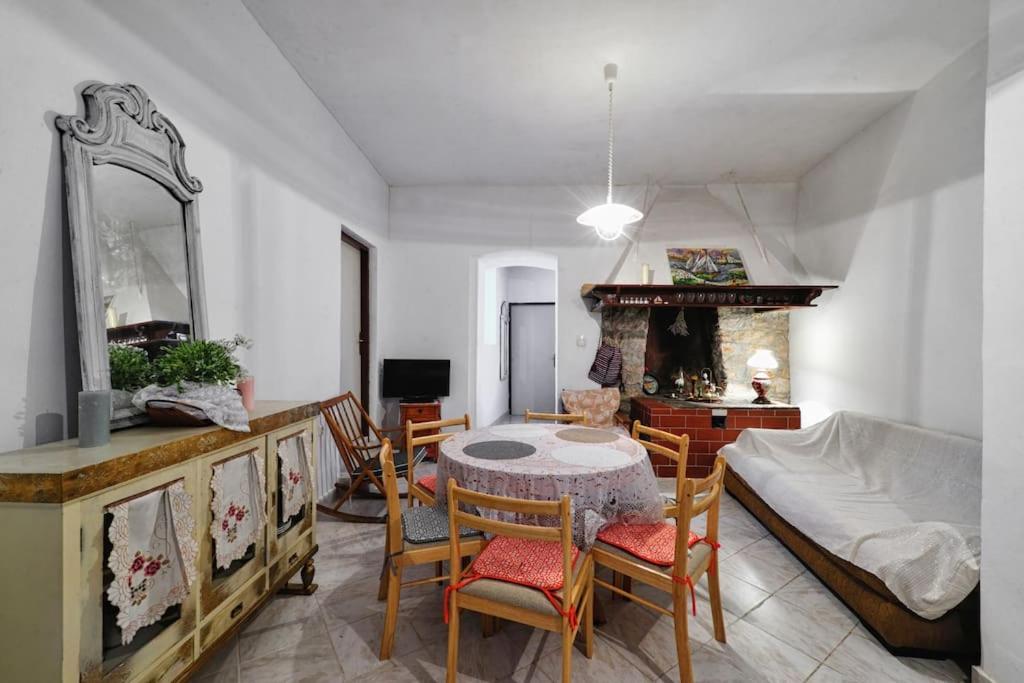 Apartment 'Dan' في زلارين: غرفة معيشة مع طاولة وكراسي وسرير