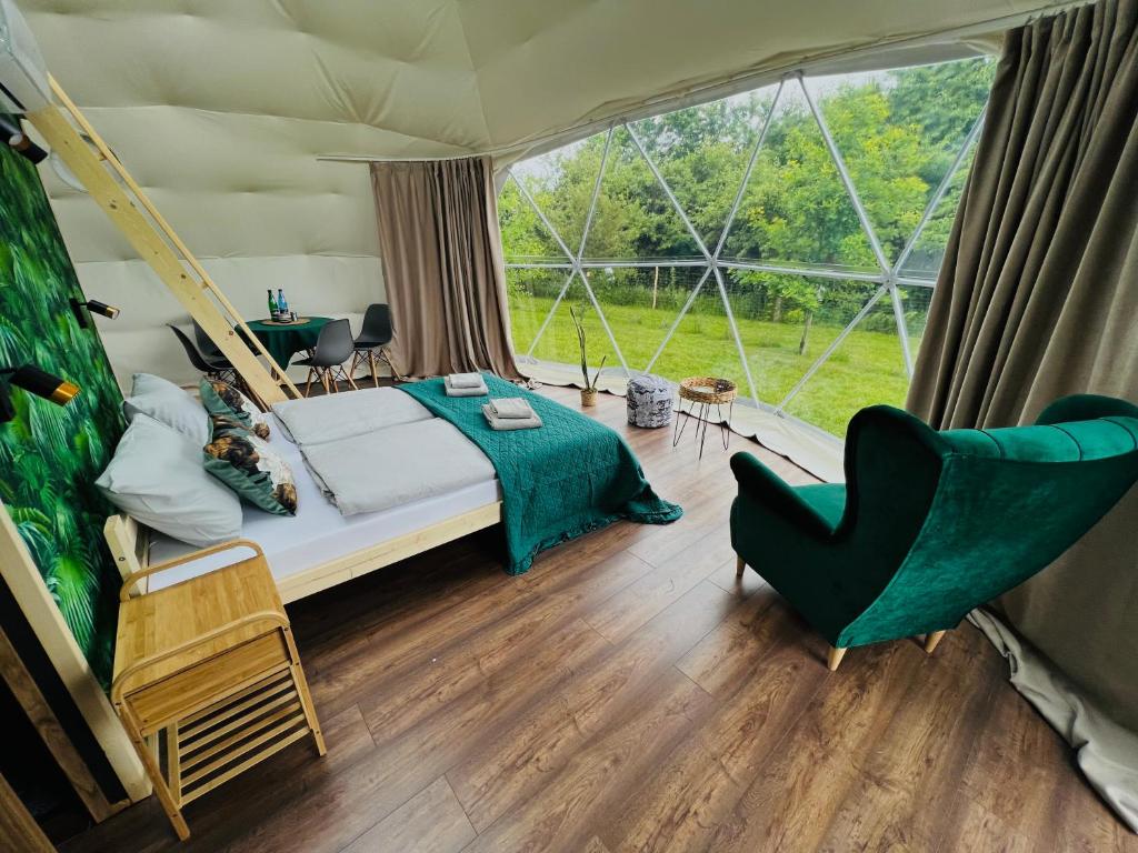Voodi või voodid majutusasutuse Glamping Stacja Zieleniec w Nałęczowie toas
