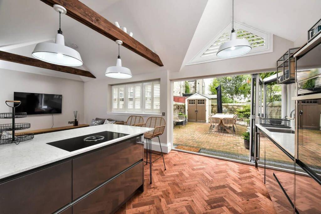 cocina con suelo de madera y ventana grande en 24a Murray Park, en St Andrews