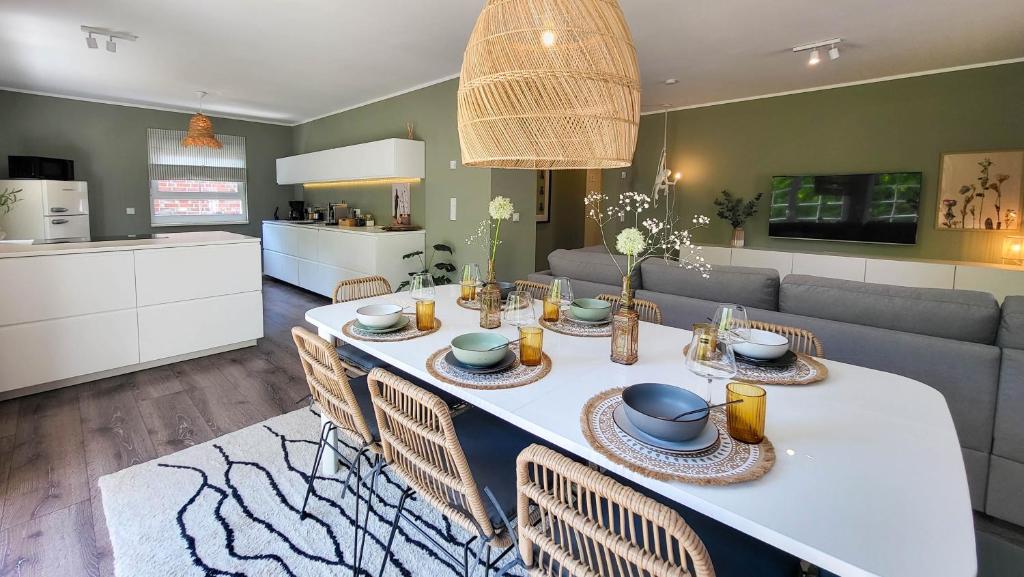 een eetkamer met een witte tafel en stoelen bij JOOYFUL STAYS Apartments in Kevelaer