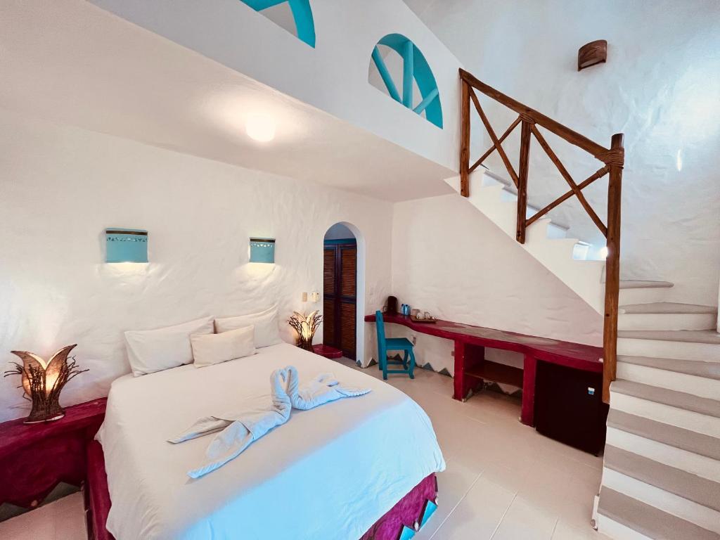 Una cama o camas en una habitación de Hotel La Tortuga