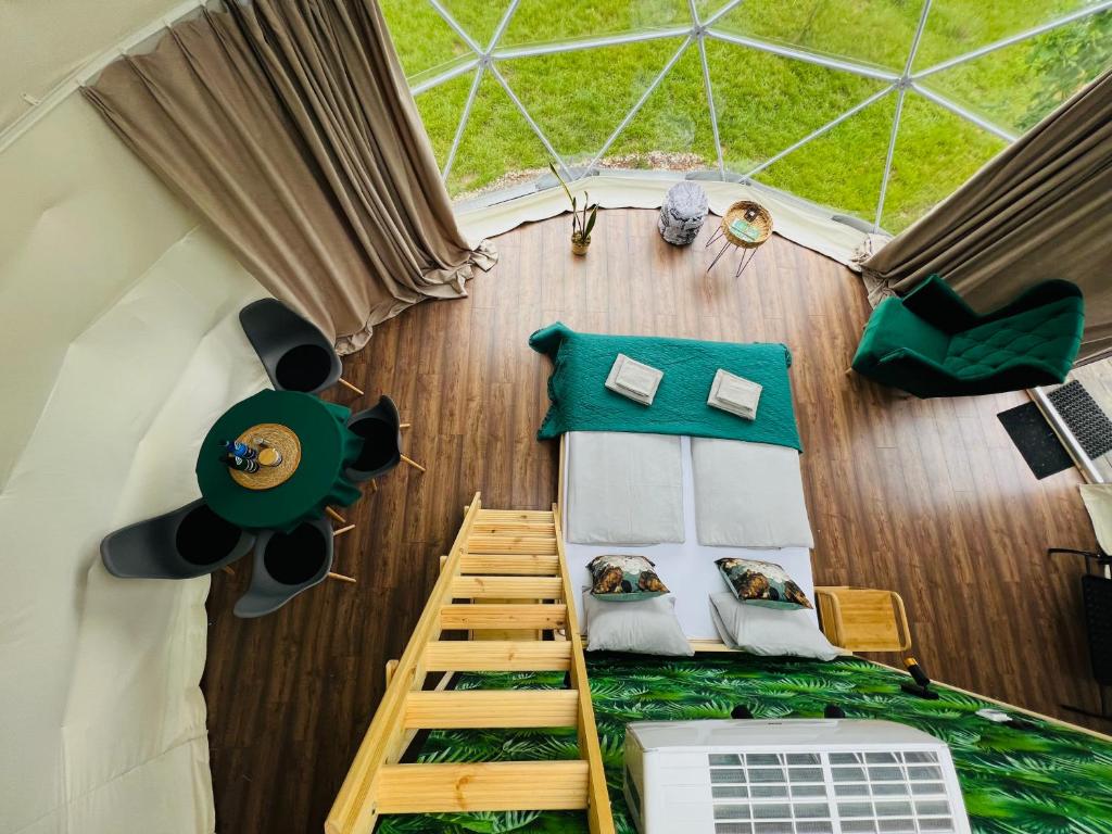 Istumisnurk majutusasutuses Glamping Stacja Zieleniec w Nałęczowie