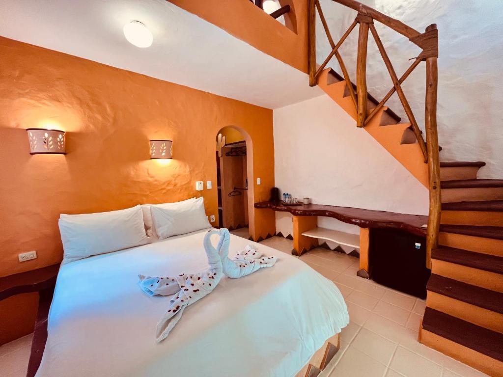 Una cama o camas en una habitación de Hotel La Tortuga