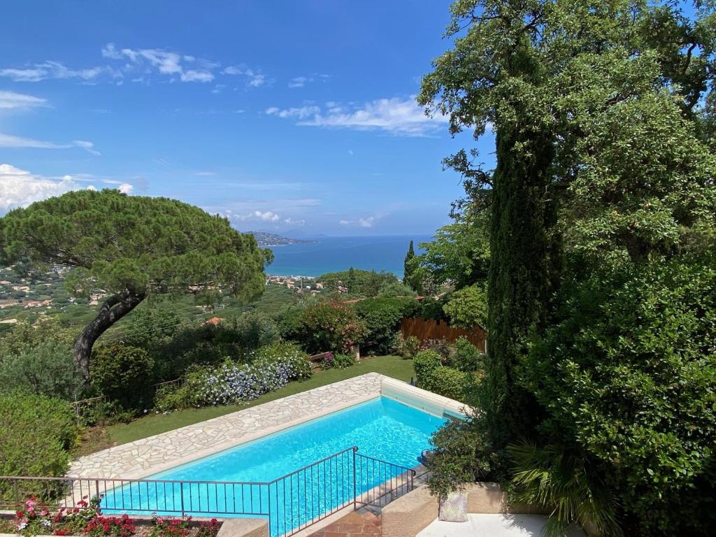 einen Pool in einem Garten mit Meerblick in der Unterkunft L'aurore in Sainte-Maxime