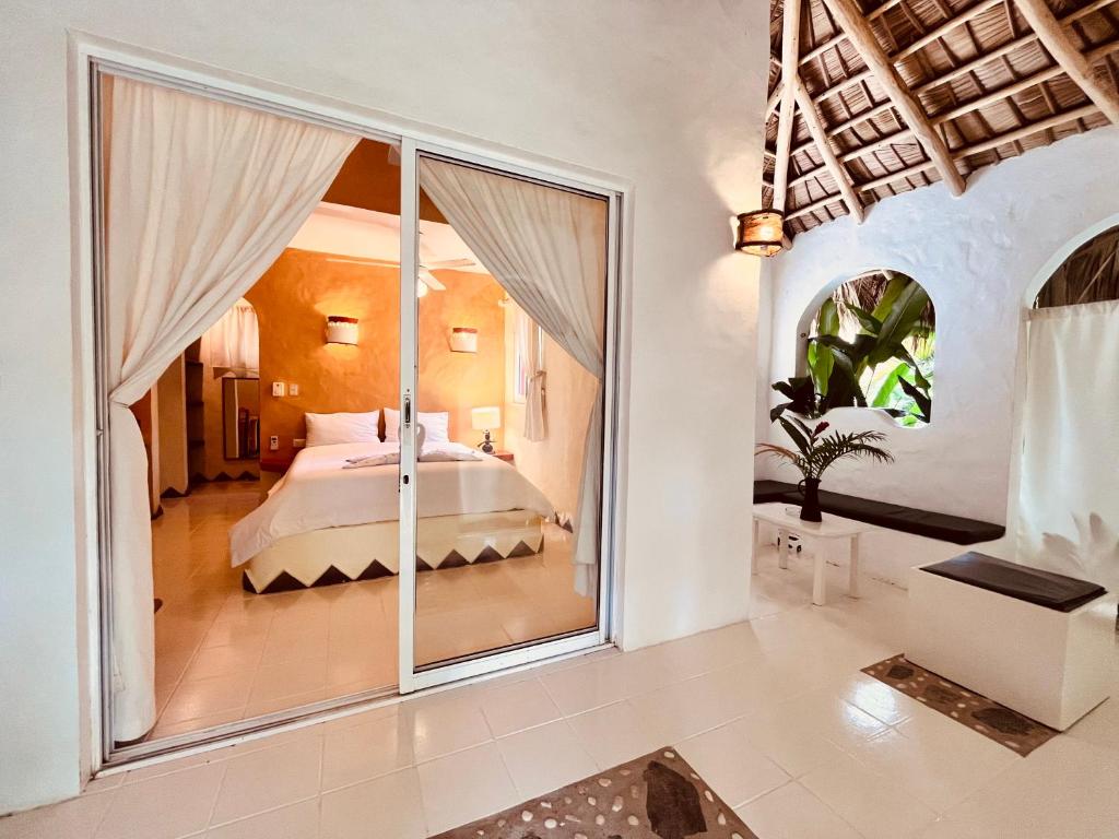 Una cama o camas en una habitación de Hotel La Tortuga