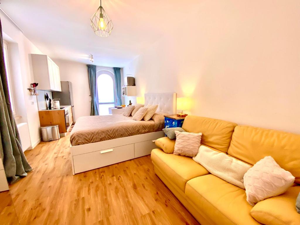 a living room with a couch and a bed at Appartamento Alice Smart in Bardolino