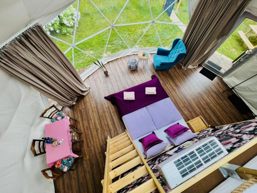 Istumisnurk majutusasutuses Glamping Stacja Zieleniec w Nałęczowie