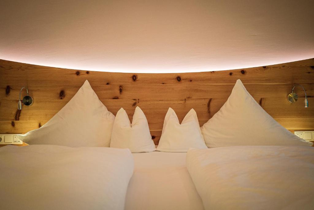 Postel nebo postele na pokoji v ubytování Hotel Krallerhof