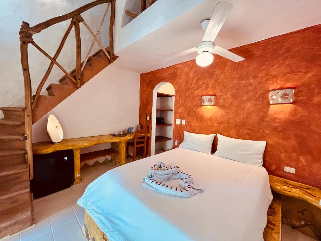 Una cama o camas en una habitación de Hotel La Tortuga