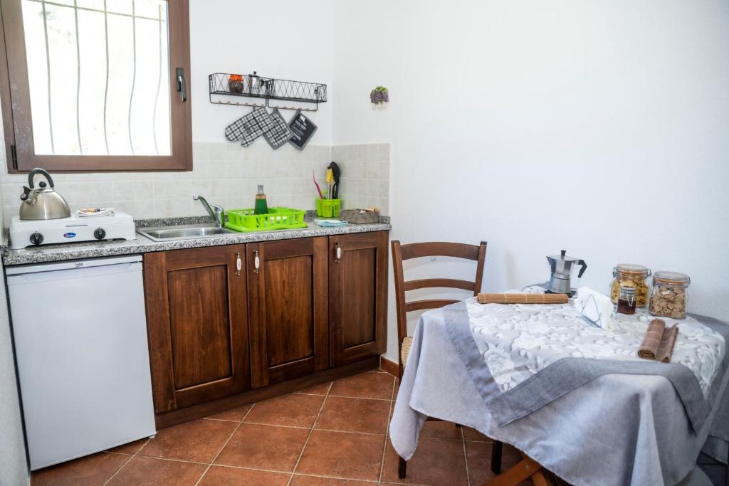 Kuchyň nebo kuchyňský kout v ubytování Agriturismo Sa Mendhula