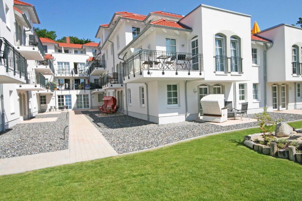 バーベにあるHaus Meeresblick - FeWo Weiße Düneの芝生の広い白い家