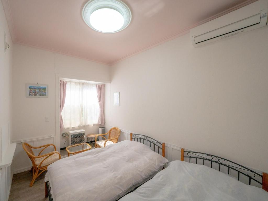 um quarto com 2 camas e uma janela em Minpaku Ota - Vacation STAY 11959 em Otaru