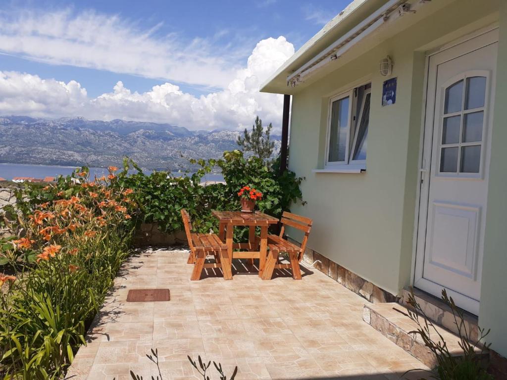 stół i krzesła na patio z widokiem w obiekcie Studio apartman Vera w Ražancu