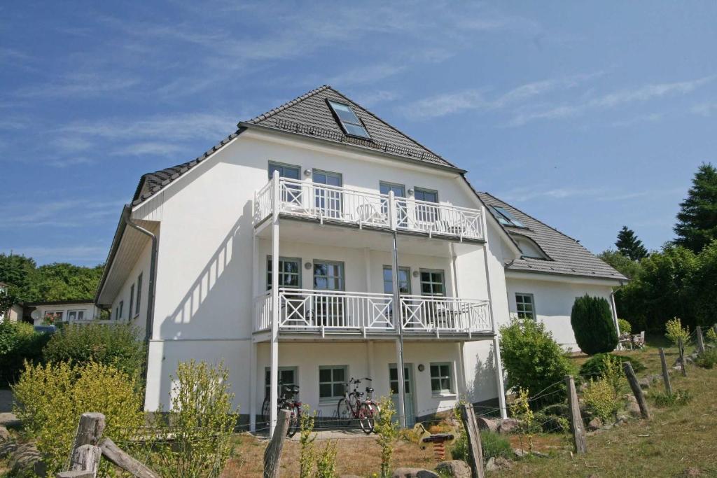 ein weißes Haus mit einem Gameradach in der Unterkunft Haus Südstrand - FeWo 06 in Göhren