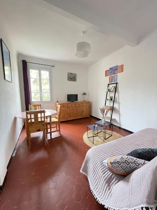 une chambre avec un lit, une table et un bureau dans l'établissement T2 dans le vieil Antibes, à Antibes