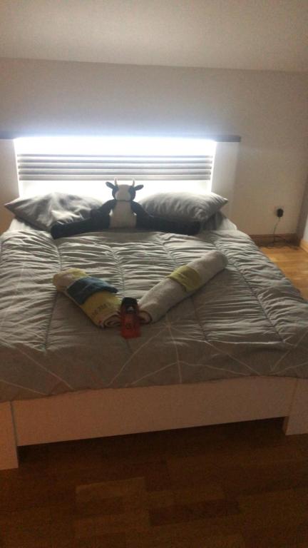 ein Bett mit einem ausgestopften Tier, das darauf liegt in der Unterkunft Chez lulu et aurelie in Meroux