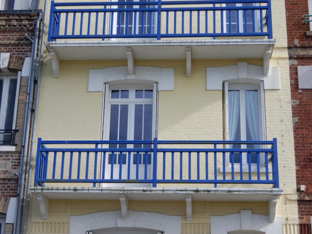 Fotografia z galérie ubytovania CAPRICES DE PLAGE Chambre grand lit double avec balnéo et beau balcon, vue panoramique, 300 mètres plage Mers les Bains Le Treport petit dejeuner servi en chambre en option v destinácii Mers-les-Bains