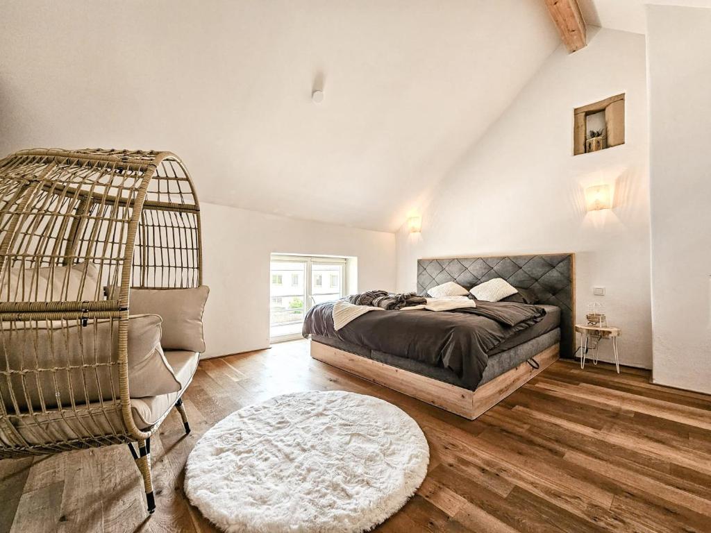 ein Schlafzimmer mit einem Bett und einem Vogelkäfig in der Unterkunft Cloud 9 in Ralingen