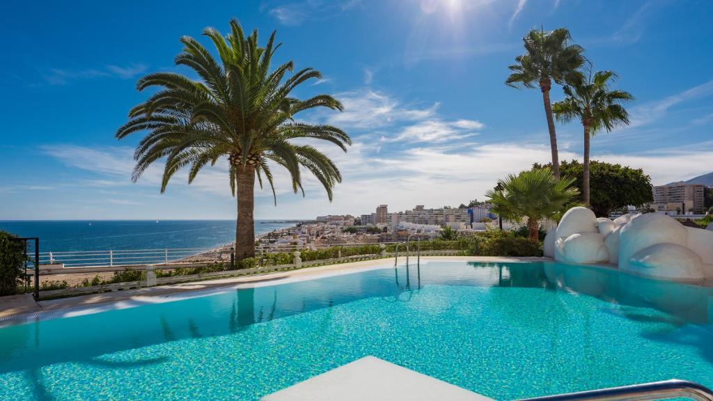 トレモリノスにあるCastillo San Carlos Luxury Apartmentsの海の景色を望むスイミングプール