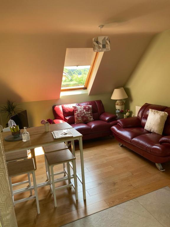 sala de estar con sofá y mesa en Scarr View 1st floor Apartment A98W710, en Wicklow