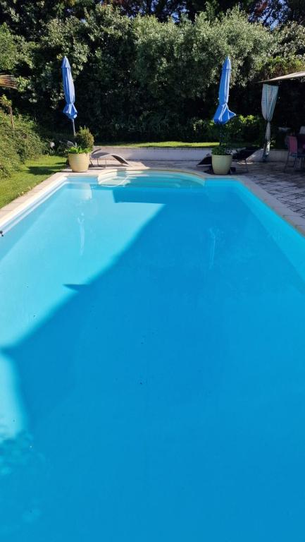 Piscina a Le MAS DU SUD o a prop