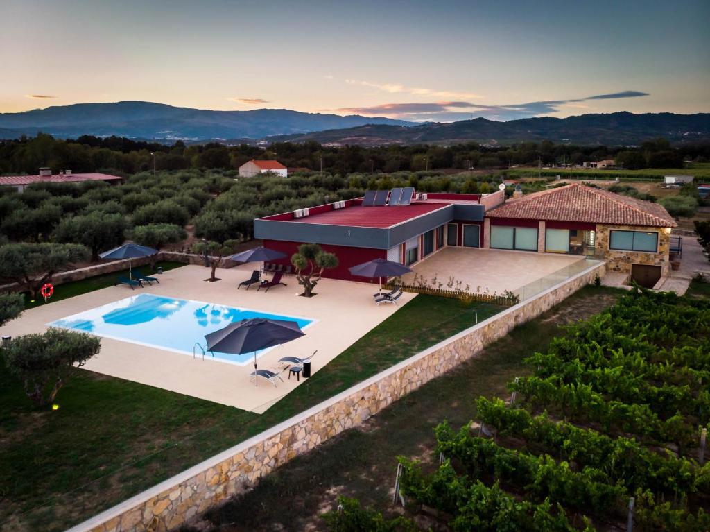 vista aerea su una villa con piscina di Quinta das Oliveiras Turismo Rural a Fundão