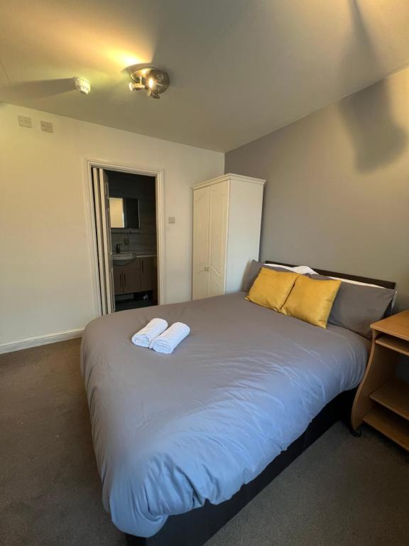 um quarto com uma cama grande com duas toalhas em Hartington House em Middlesbrough
