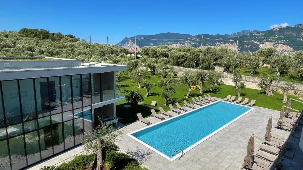 een luchtzicht op een villa met een zwembad bij Residence Malcesine-Active&Family in Malcesine