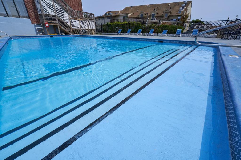 uma grande piscina com água azul em Hyannis Plaza Hotel em Hyannis